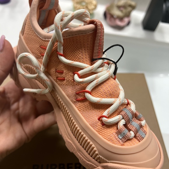 Kids mini arthur knit Burberry tennis shoes. Never worn. Size 11 US with box - Picture 6 of 6